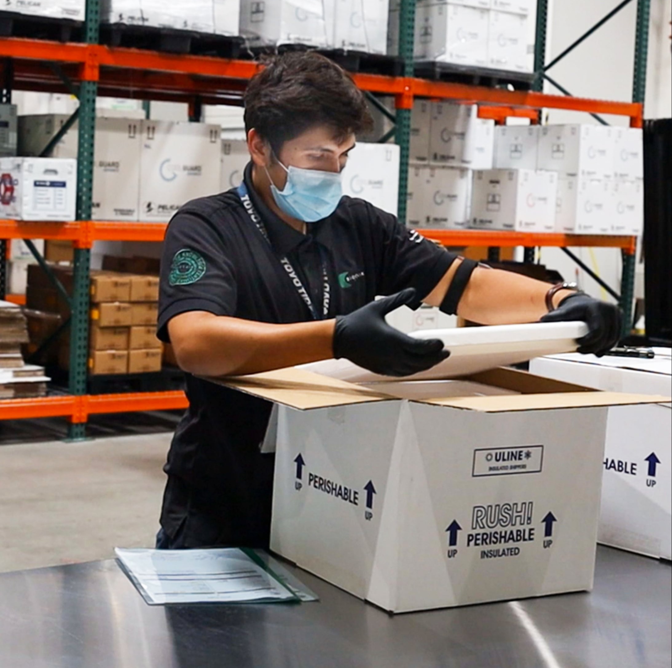 warehouse personnel packing shipment-min