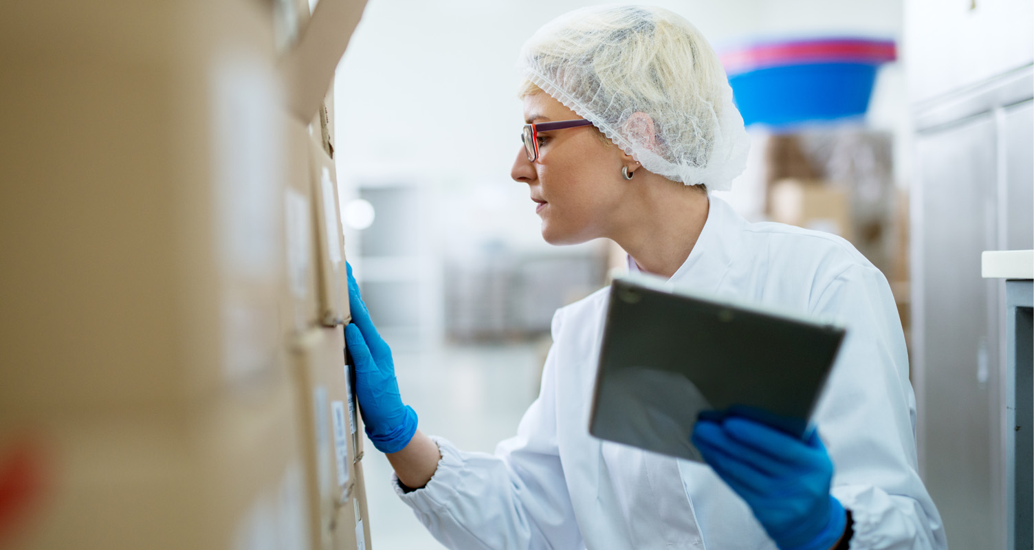 Biocair will exhibit at LogiPharma US 2021. Close up of a logistics specialist checking a shipment.